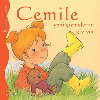 Cemile Yeni Çizmelerini Giyiyor